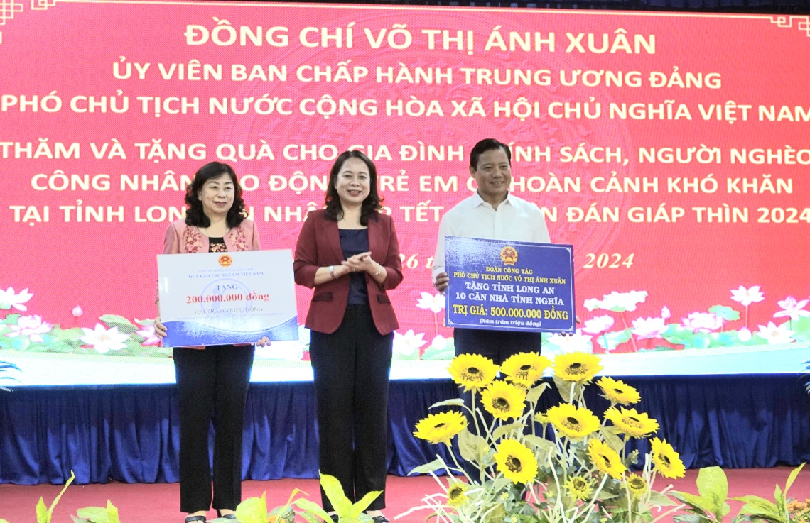 Vice State President - Vo Thi Anh Xuan presents 600 Tet gifts at Ben Luc