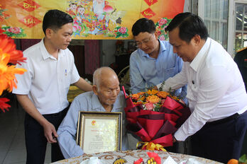 Phó Chủ tịch UBND tỉnh - Huỳnh Văn Sơn chúc tết, tặng quà tại Đức Huệ