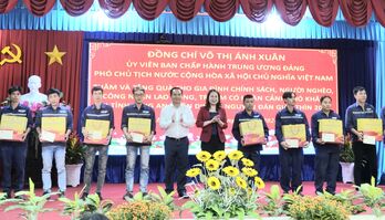 Phó Chủ tịch nước - Võ Thị Ánh Xuân tặng 600 phần quà tết tại Bến Lức