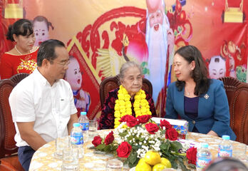 Vice State President - Vo Thi Anh Xuan visits Vietnamese Heroic Mother and Long An Provincial Police on Lunar New Year