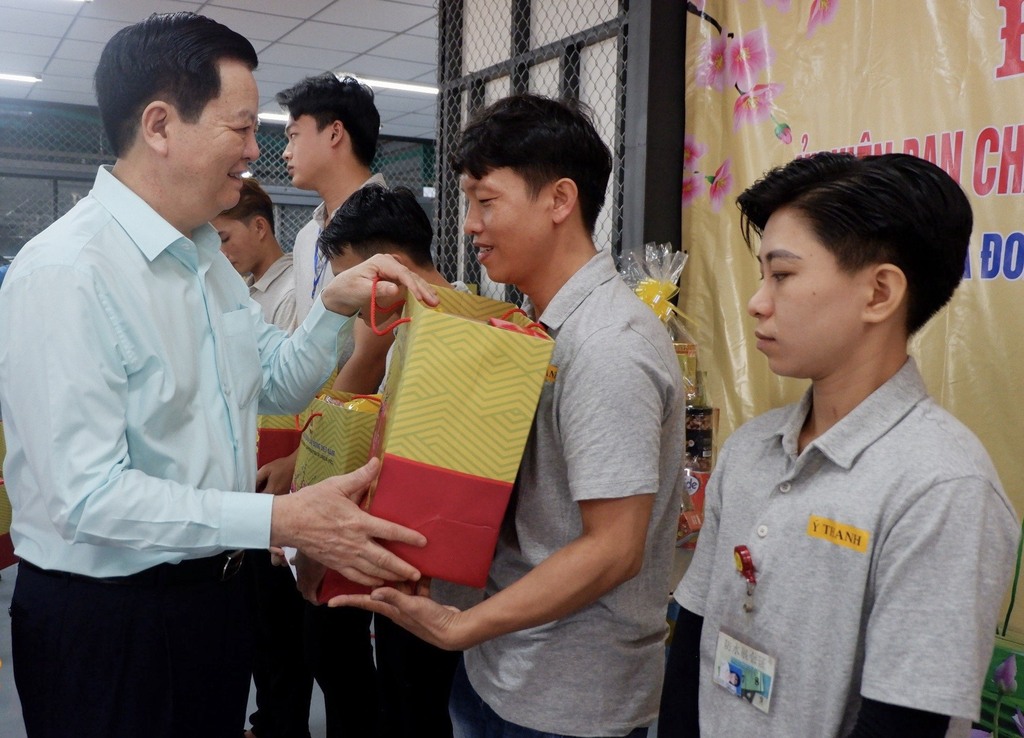 Phó Trưởng ban Thường trực Ban Tổ chức Trung ương - Mai Văn Chính thăm, tặng quà đoàn viên, người lao động có hoàn cảnh khó khăn tại Thủ Thừa