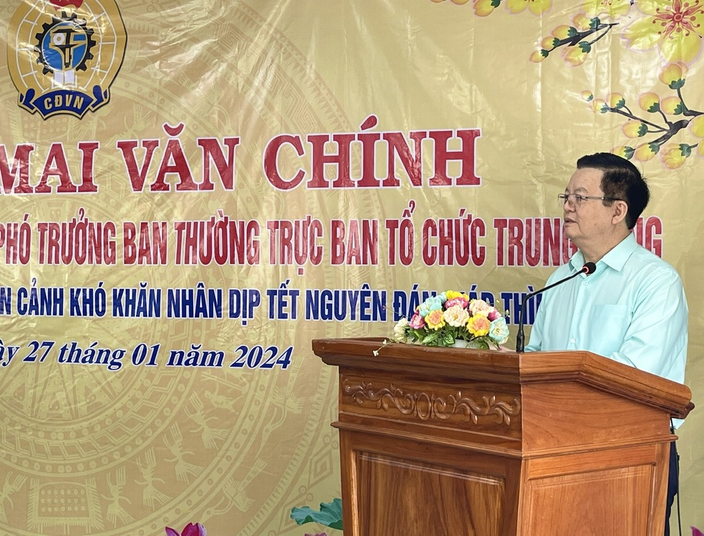 Phó Trưởng ban Thường trực Ban Tổ chức Trung ương - Mai Văn Chính thăm, tặng quà đoàn viên, người lao động có hoàn cảnh khó khăn tại Thủ Thừa