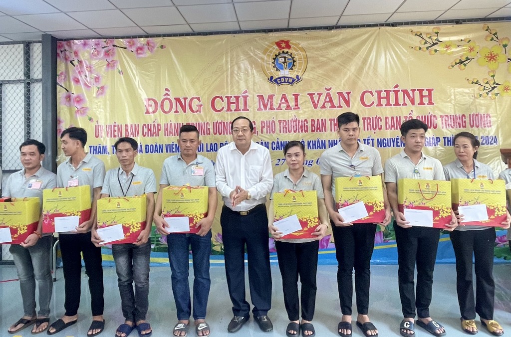 Phó Trưởng ban Thường trực Ban Tổ chức Trung ương - Mai Văn Chính thăm, tặng quà đoàn viên, người lao động có hoàn cảnh khó khăn tại Thủ Thừa