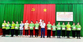 Phó Chủ tịch Tổng Liên đoàn Lao động Việt Nam và Phó Bí thư Thường trực Tỉnh ủy Long An trao quà cho công nhân tại TP.Tân An