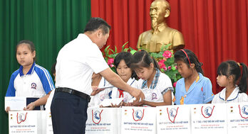 Thứ trưởng Bộ Lao động - Thương Binh và Xã hội - Lê Tấn Dũng thăm, tặng quà tết tại huyện Tân Thạnh