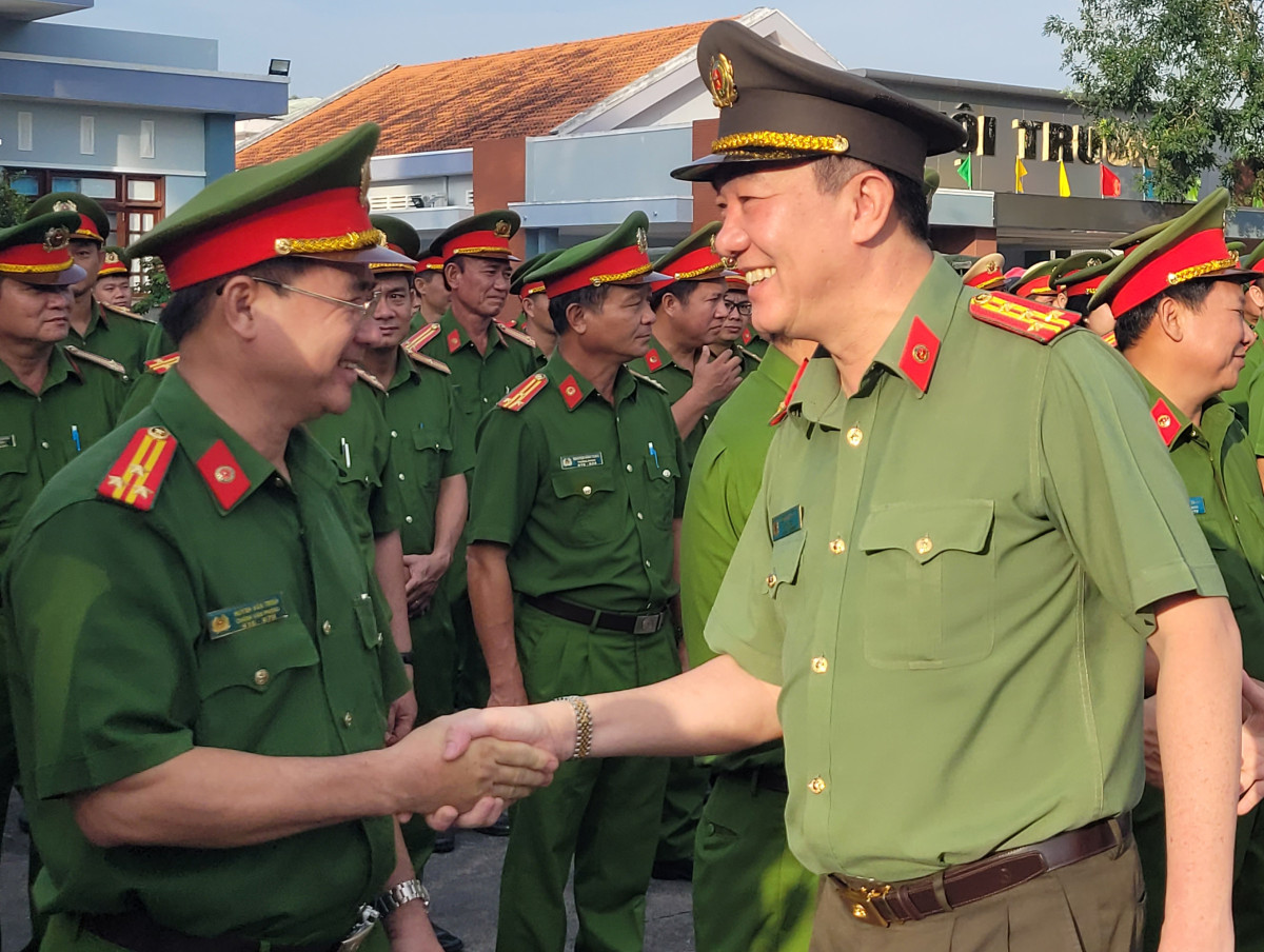Đại tá Lâm Minh Hồng - Giám đốc Công an tỉnh, bắt tay động viên cán bộ, chiến sĩ thực hiện nhiệm vụ bảo đảm an ninh, trật tự