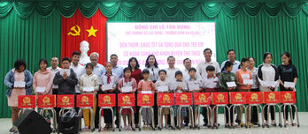 Thứ trưởng Bộ Lao động - Thương binh và Xã hội - Lê Tấn Dũng tặng quà cho trẻ em có hoàn cảnh khó khăn tại Thủ Thừa