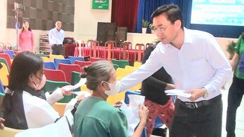 Trao 220 phần quà tết cho các hộ nghèo, khó khăn tại Tân Hưng