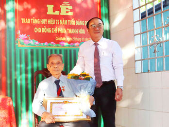 Tỉnh ủy Long An trao tặng Huy hiệu 75 năm tuổi Đảng cho đảng viên Phan Thanh Hòa
