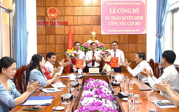 Tân Thạnh công bố các quyết định về công tác cán bộ