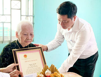 Châu Thành thăm, chúc thọ các cụ tròn 100 tuổi