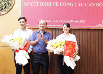 UBND huyện Cần Giuộc công bố quyết định về công tác cán bộ