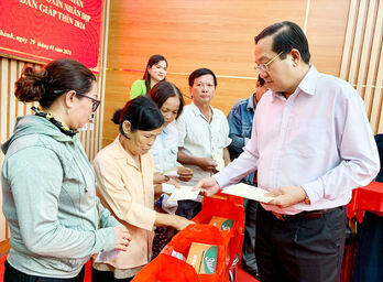 Phó Chủ tịch UBND tỉnh – Nguyễn Minh Lâm tặng quà cho nạn nhân chất độc da cam/Dioxin