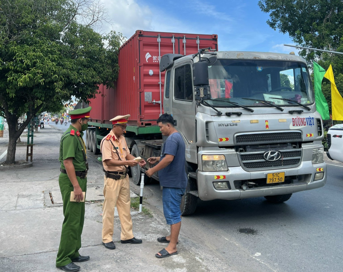 Cảnh sát giao thông Công an huyện Đức Hòa kiểm tra điều kiện người điều khiển phương tiện tham gia giao thông