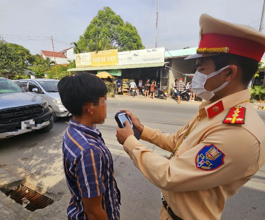 Cảnh sát giao thông Công an huyện Đức Hòa kiểm tra nồng độ cồn người điều khiển phương tiện tham gia giao thông