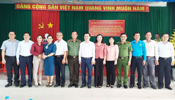 Đoàn đại biểu Quốc hội tặng quà tết cho gia đình chính sách và công nhân lao động có hoàn cảnh khó khăn tại Thạnh Hóa Đoàn đại biểu Quốc hội tặng quà tết cho gia đình chính sách và công nhân lao động có hoàn cảnh khó khăn tại Thạnh Hóa