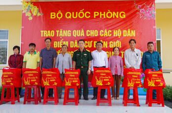 Bộ Quốc phòng tặng 254 phần quà Tết cho người dân ở biên giới tỉnh Long An