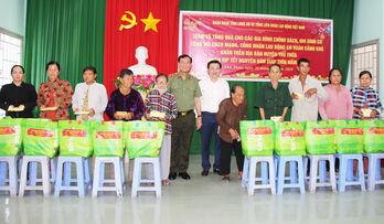 Đoàn đại biểu Quốc hội tỉnh Long An và Tổng Liên đoàn Lao động Việt Nam tặng quà tết tại Thủ Thừa