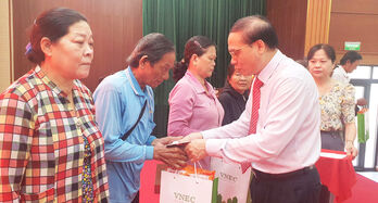 Đoàn đại biểu Quốc hội tặng 100 phần quà tết cho hộ khó khăn tại Tân Thạnh