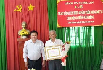 Tỉnh ủy Long An trao Huy hiệu 65 tuổi Đảng cho đảng viên cao niên tại Châu Thành