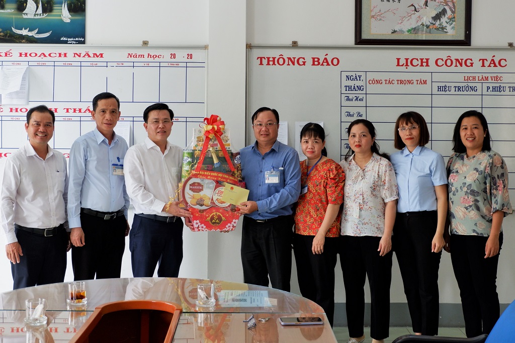 Đoàn đại biểu Quốc hội tỉnh Long An chúc tết Trường Nuôi dạy trẻ khuyết tật và Trung tâm Công tác xã hội tỉnh