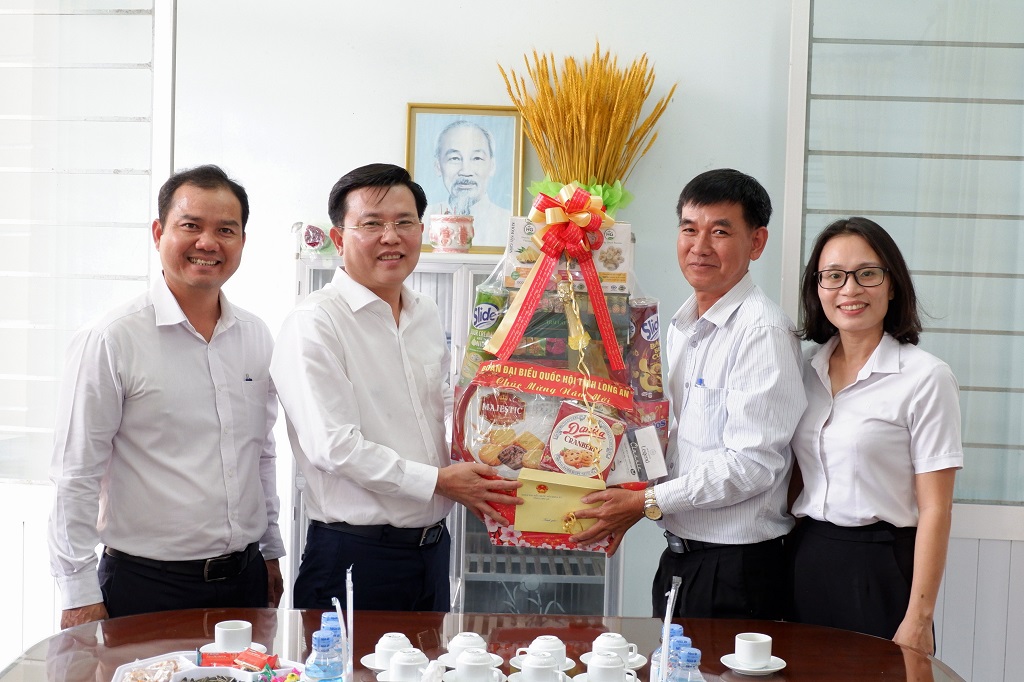 Đoàn đại biểu Quốc hội tỉnh Long An chúc tết Trường Nuôi dạy trẻ khuyết tật và Trung tâm Công tác xã hội tỉnh