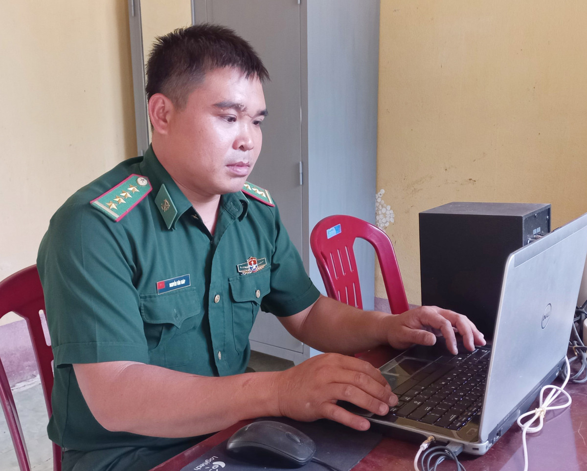 Đại úy Nguyễn Văn Giáp nêu cao tinh thần trách nhiệm, tích cực tham mưu, đề xuất cấp ủy Đảng, chỉ huy Đồn Biên phòng Bến Phố các giải pháp thực hiện tốt nhiệm vụ quản lý, bảo vệ đoạn biên giới được giao phụ trách