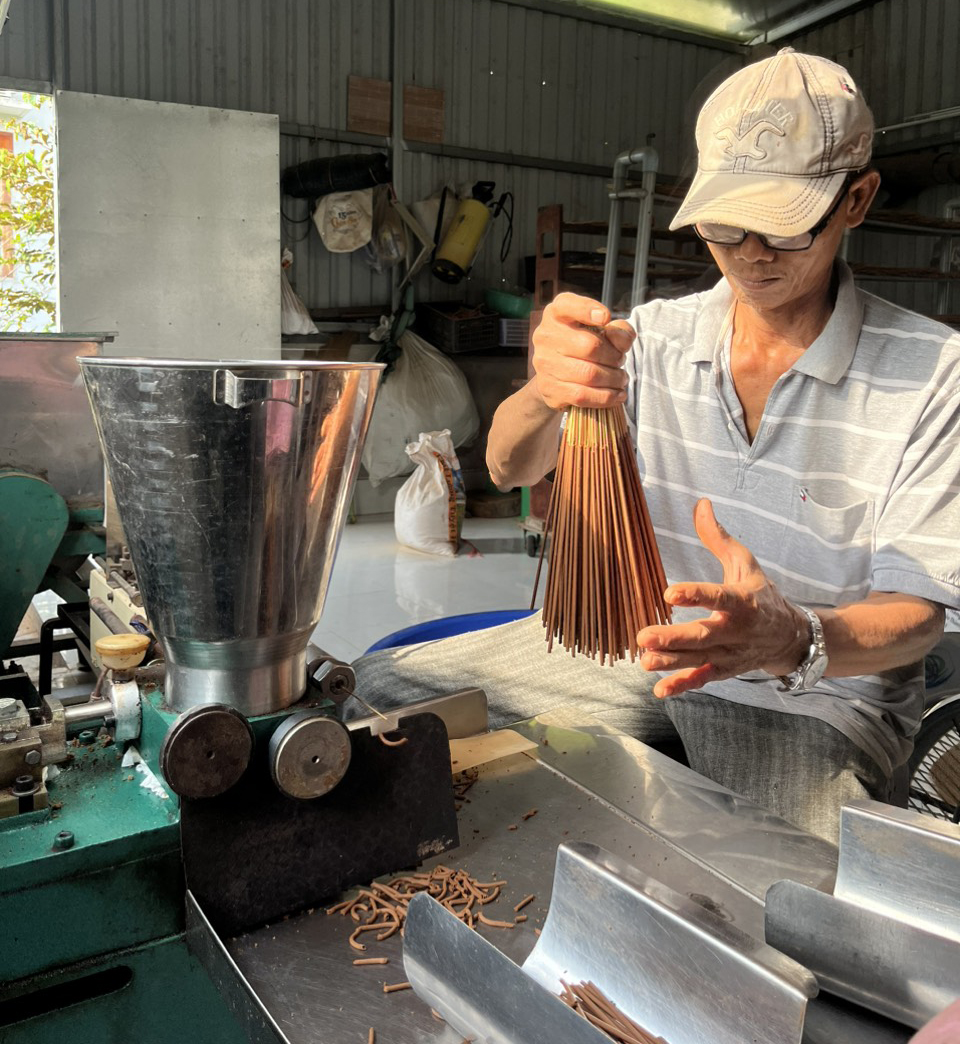 Để cho ra mẻ nhang chuẩn, ông Phạm Hữu Phước phải canh chỉnh lượng bột tùng và các loại bột thảo dược