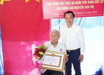 Châu Thành trao Huy hiệu Đảng đợt 03/02