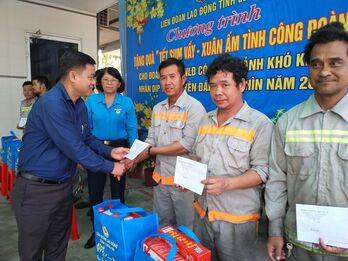 Trao quà tết cho công nhân, lao động có hoàn cảnh khó khăn tại huyện Thủ Thừa