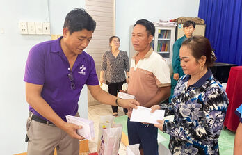 Công ty TNHH Kanvielife trao 100 suất quà tết tại xã Hòa Khánh Tây