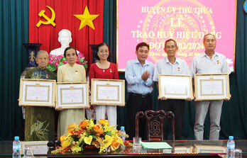 Thủ Thừa trao tặng Huy hiệu Đảng đợt 03/02 Thủ Thừa trao tặng Huy hiệu Đảng đợt 03/02
