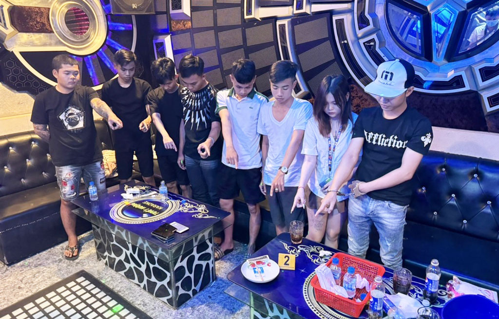 Bắt 2 đối tượng tàng trữ, mua bán trái phép ma túy cho các đối tượng sử dụng trong quán karaoke