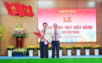 TP.Tân An trao Huy hiệu Đảng đợt 03/02