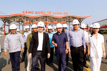 Svay Rieng province delegation visits Long An International Port