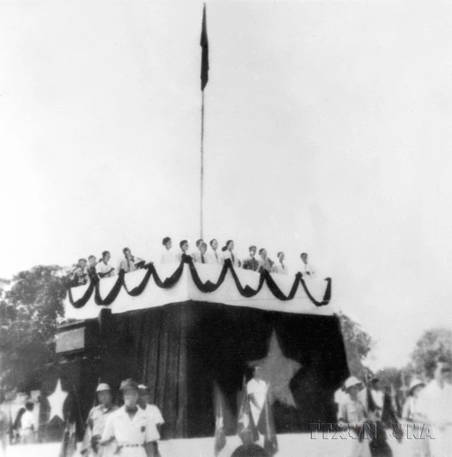 Chủ tịch Hồ Chí Minh đọc Tuyên ngôn Độc lập, khai sinh nước Việt Nam Dân chủ Cộng hòa, ngày 2/9/1945, tại Quảng trường Ba Đình, Hà Nội. (Ảnh: Tư liệu TTXVN)