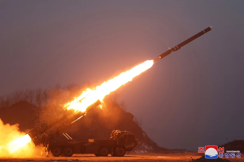 Hãng thông tấn trung ương Triều Tiên (KCNA) đưa tin Triều Tiên đã tiến hành phóng tên lửa hành trình và tên lửa phòng không mới. (Ảnh: KCNA/TTXVN)