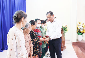 Bí thư Huyện ủy Cần Giuộc tặng quà gia đình chính sách, hộ có hoàn cảnh khó khăn