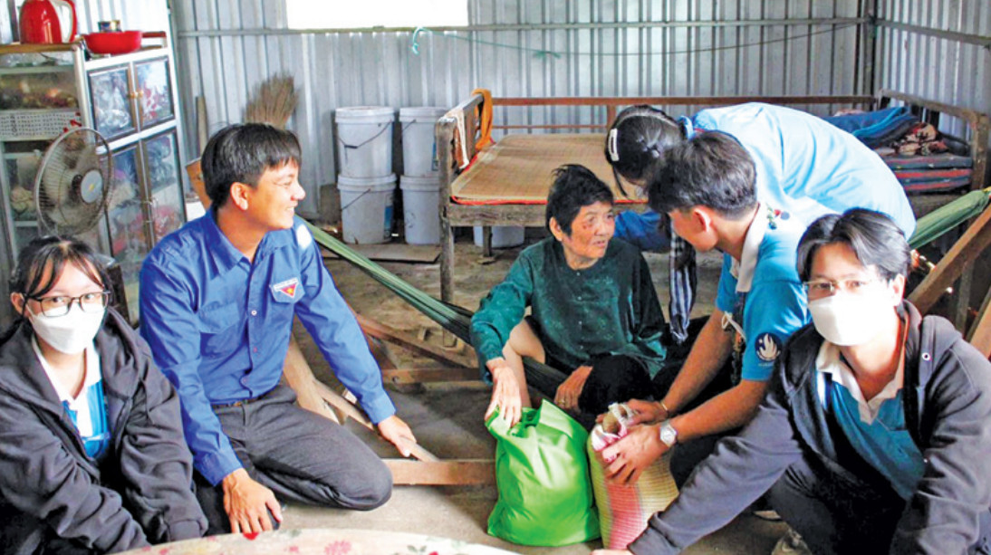 Đoàn xã Thuận Mỹ, huyện Châu Thành tặng gạo cho bà Võ Thị Cúc là người già neo đơn tại xã (Ảnh: Địa phương cung cấp)