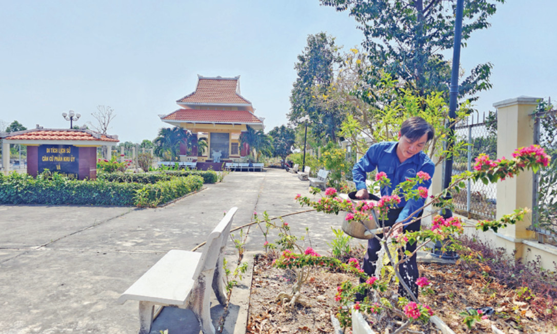 Đoàn xã Thuận Mỹ, huyện Châu Thành nhận chăm sóc, trồng hoa tại Khu di tích Căn cứ Phân khu ủy và Bộ Tư lệnh Phân khu 3