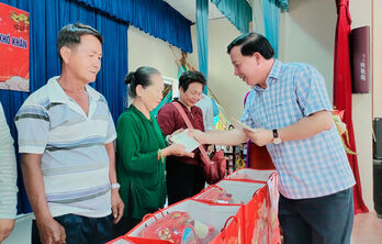 Chủ tịch UBND tỉnh Long An tặng quà tết tại huyện Đức Huệ