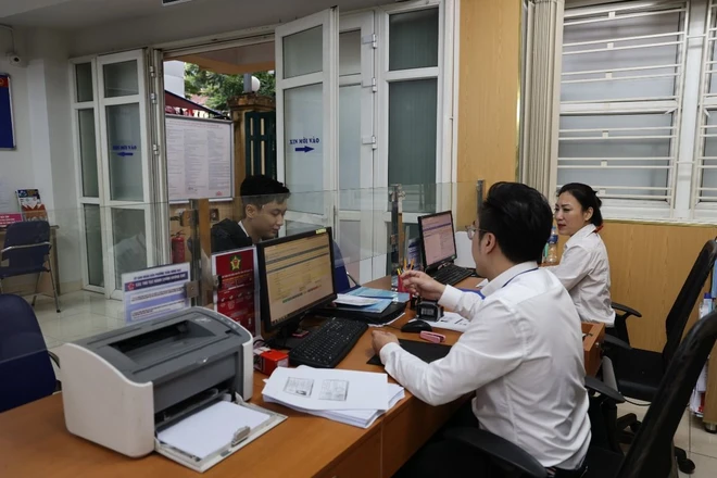 Công dân làm thủ tục hành chính tại phường Trần Hưng Đạo, Hoàn Kiếm, Hà Nội. (Ảnh: Mạnh Khánh/TTXVN)