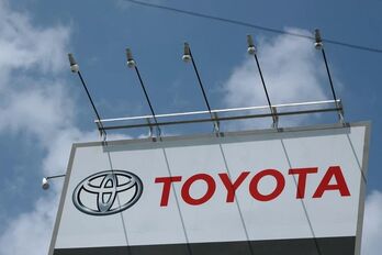 Các mẫu xe Land Cruiser và Hiace bị ảnh hưởng vì Toyota vẫn tạm dừng sản xuất