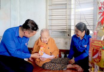 Đoàn khối Cơ quan và Doanh nghiệp tỉnh thăm, tặng quà Mẹ Việt Nam Anh hùng
