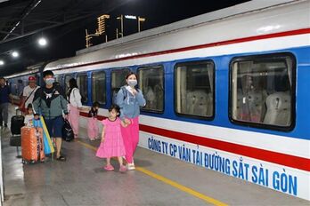 Free train rides offered for workers going home for Tet