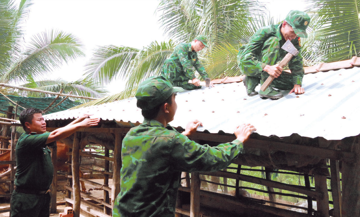 Thực hiện mô hình Mỗi tuần một địa chỉ, Bộ đội Biên phòng tỉnh giúp dân sửa chữa nhà ở