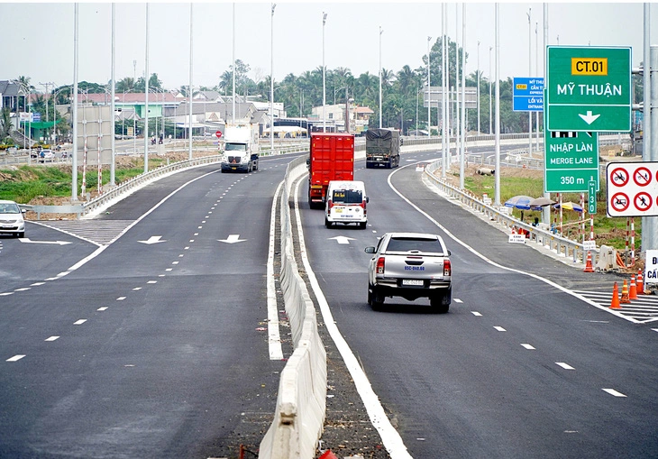 Cao tốc Mỹ Thuận - Cần Thơ được đưa vào sử dụng đã giúp những nút thắt hạ tầng giao thông vùng Đồng bằng sông Cửu Long từng bước được tháo gỡ - Ảnh: MẬU TRƯỜNG