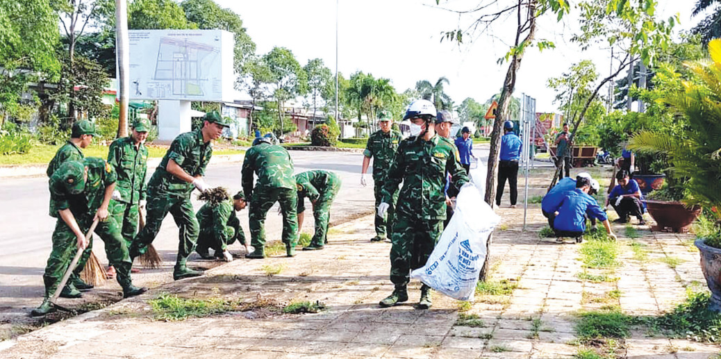 Thực hiện mô hình Mỗi tuần một địa chỉ, Bộ đội Biên phòng tỉnh tham gia dọn vệ sinh đường giao thông nông thôn