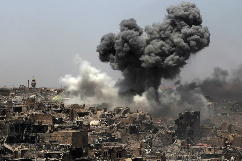 Khói bốc lên sau một vụ không kích tại Mosul, Iraq. (Ảnh: AFP/TTXVN)