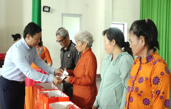 Phó Chủ tịch UBND tỉnh - Phạm Tấn Hòa tặng quà tết cho gia đình chính sách tại Đức Hòa
